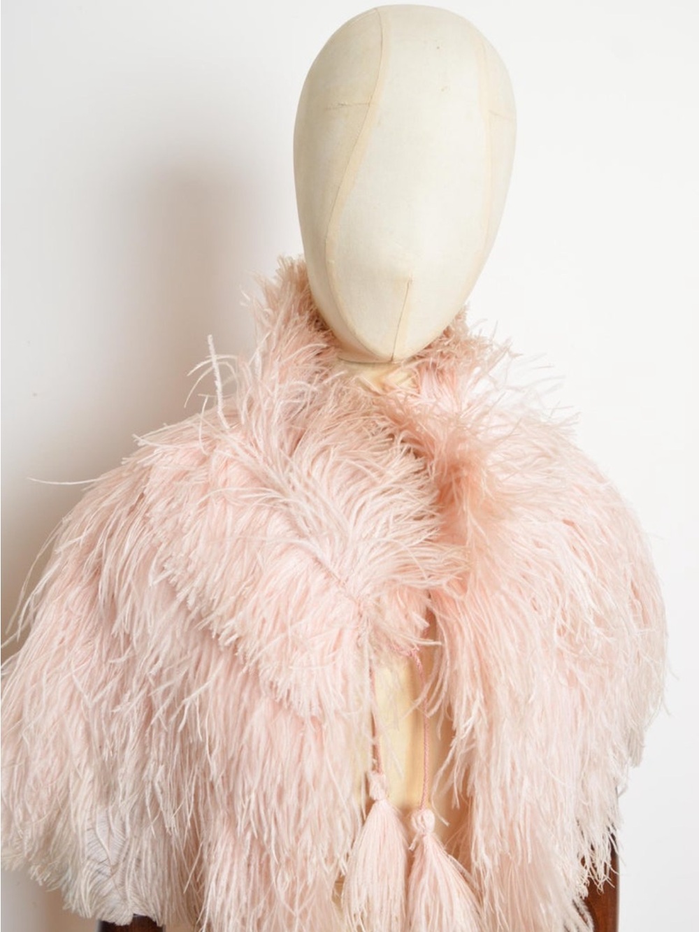 Exquisite 1930s Ostrich Feather Cape Stole with Silk Crepe Lining - Picture 2 of 7